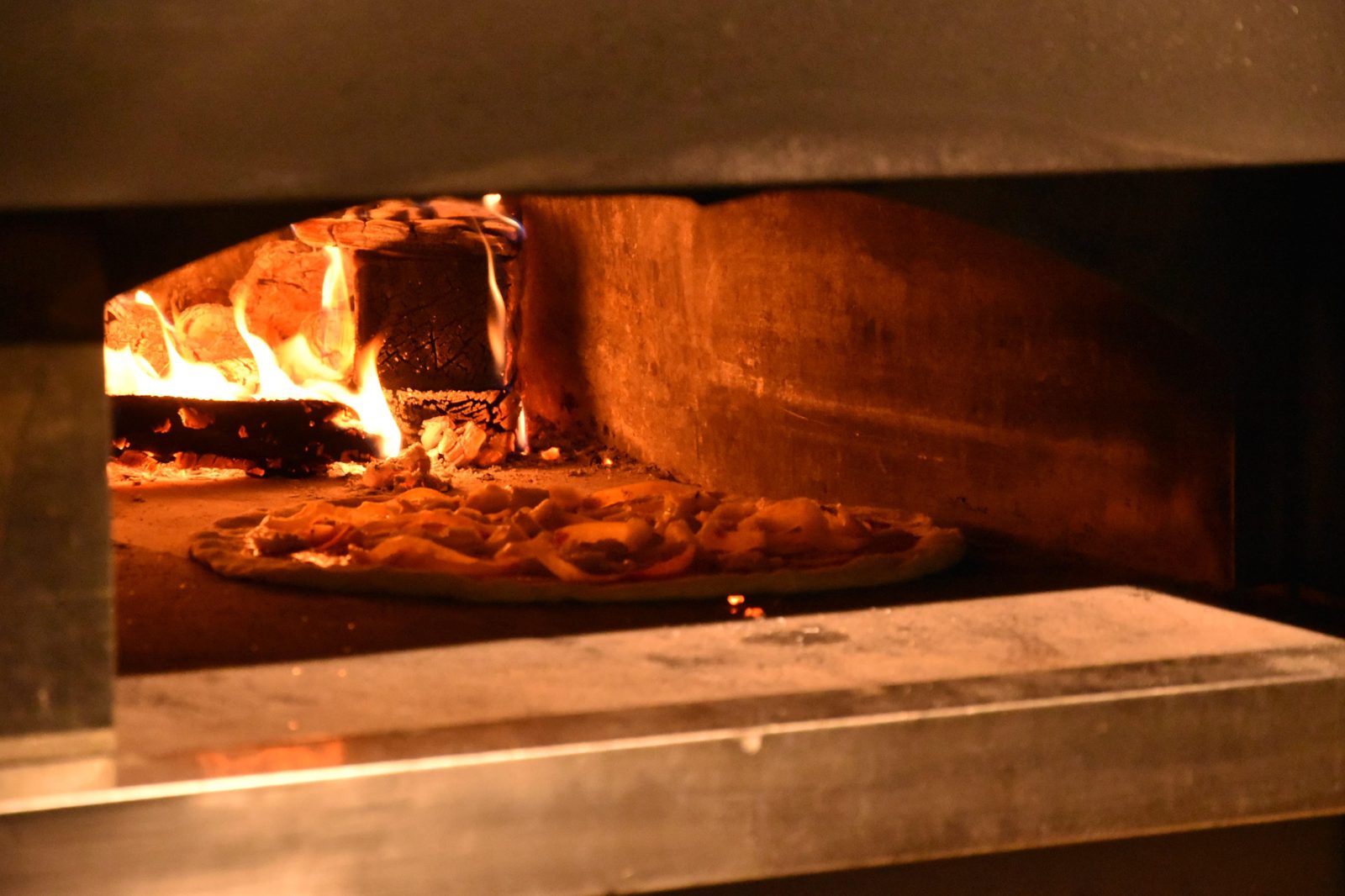 Elia, pizzaiolo privato, prepara una pizza artigianale