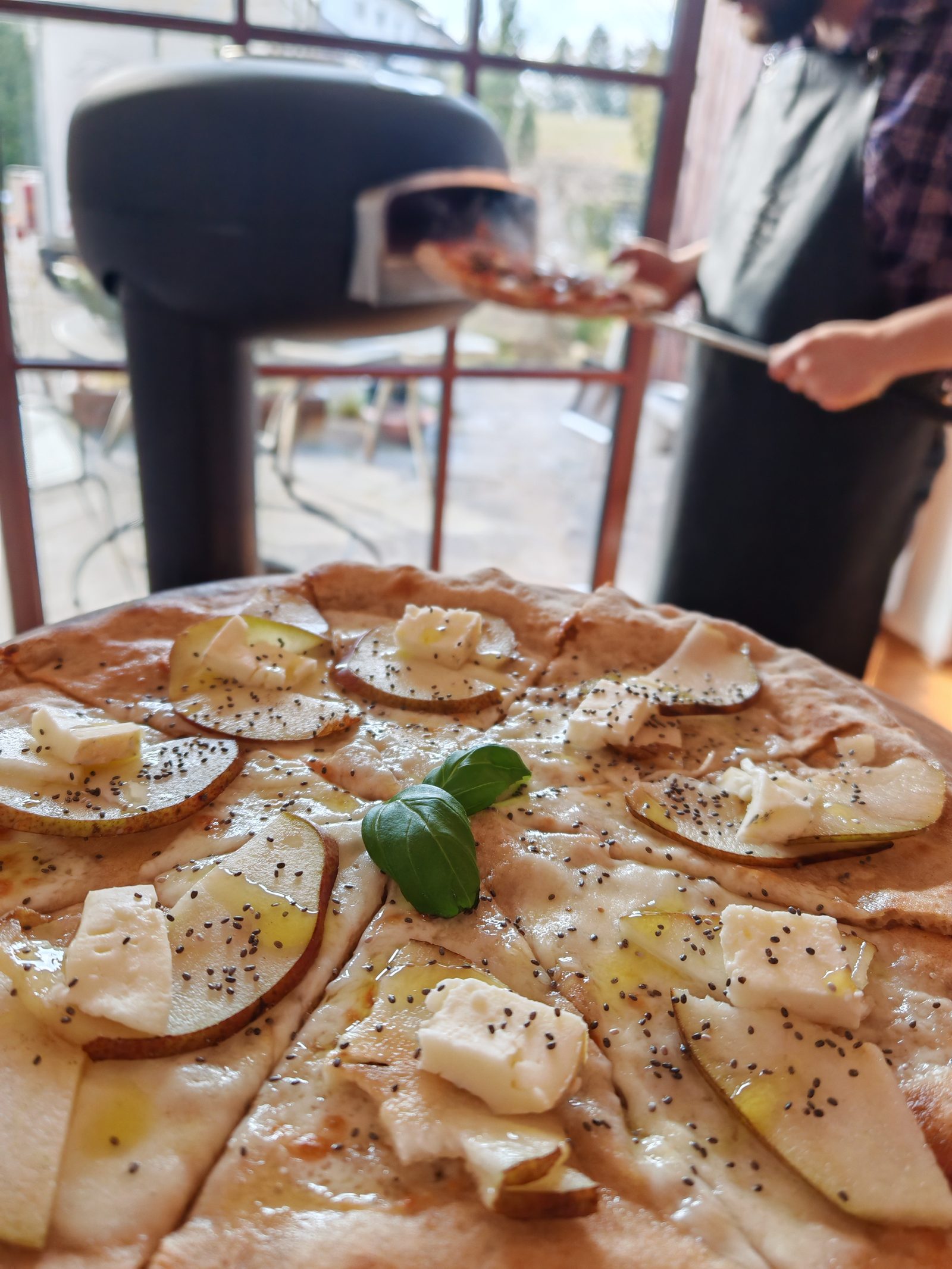 Pizza appena sfornata in giardino